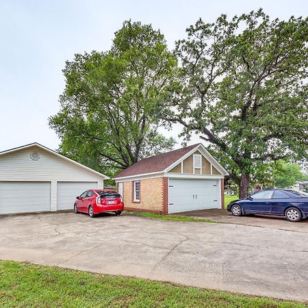 Delightful Retreat With Fireplace And Large Yard! Exterior photo