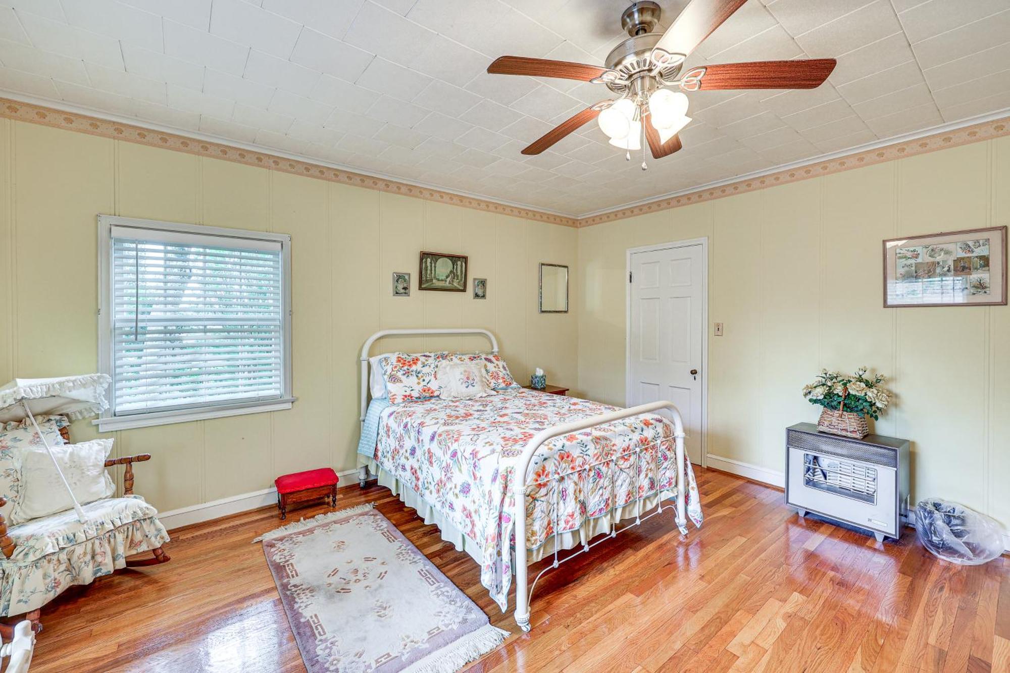 Delightful Retreat With Fireplace And Large Yard! Exterior photo
