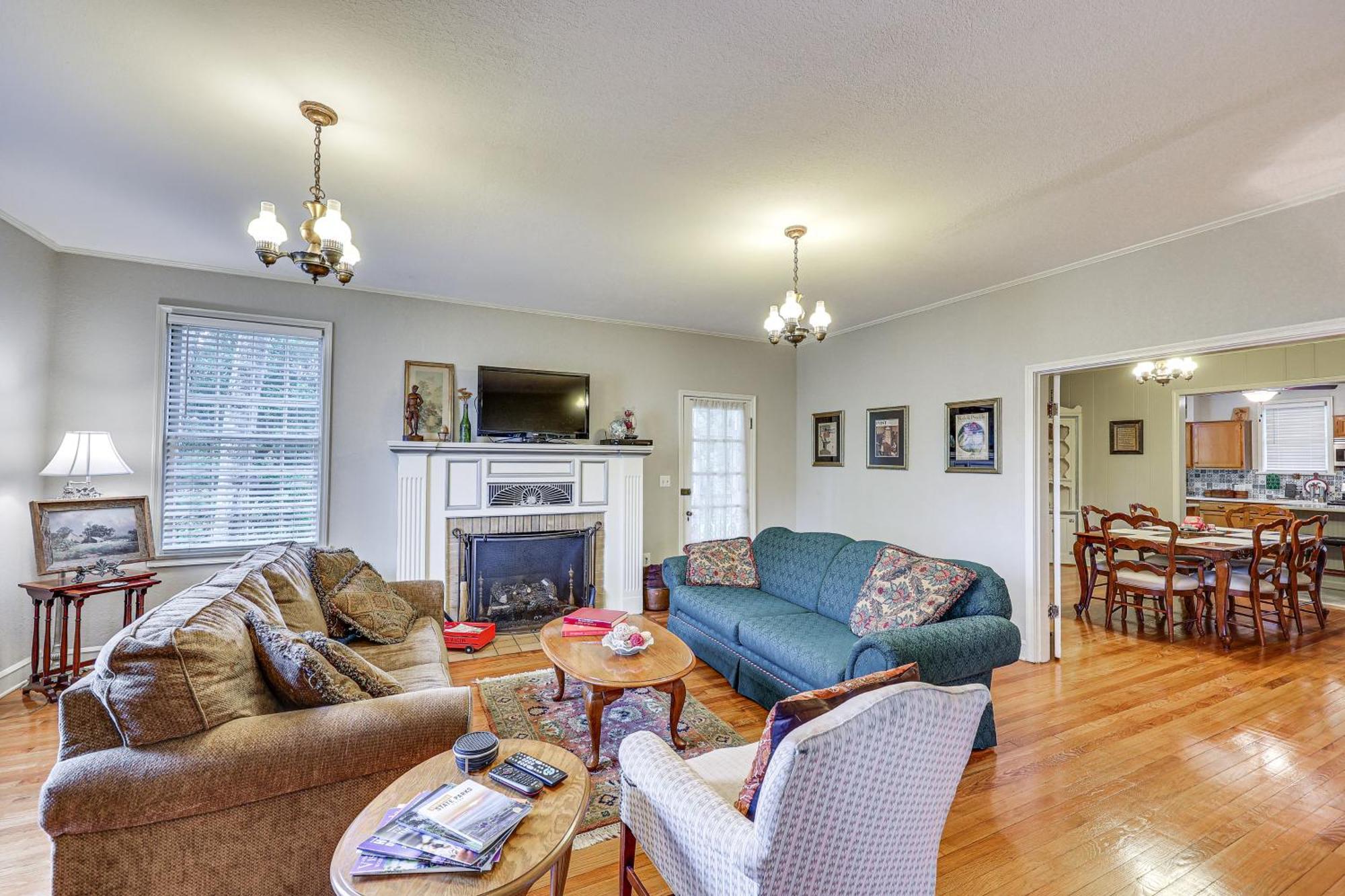 Delightful Retreat With Fireplace And Large Yard! Exterior photo