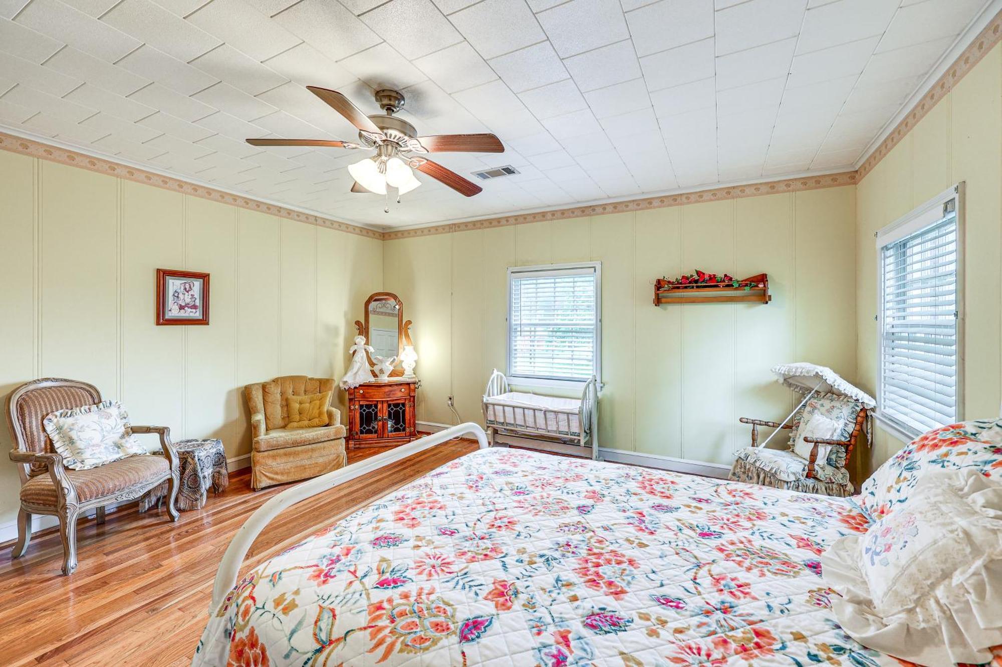 Delightful Retreat With Fireplace And Large Yard! Exterior photo