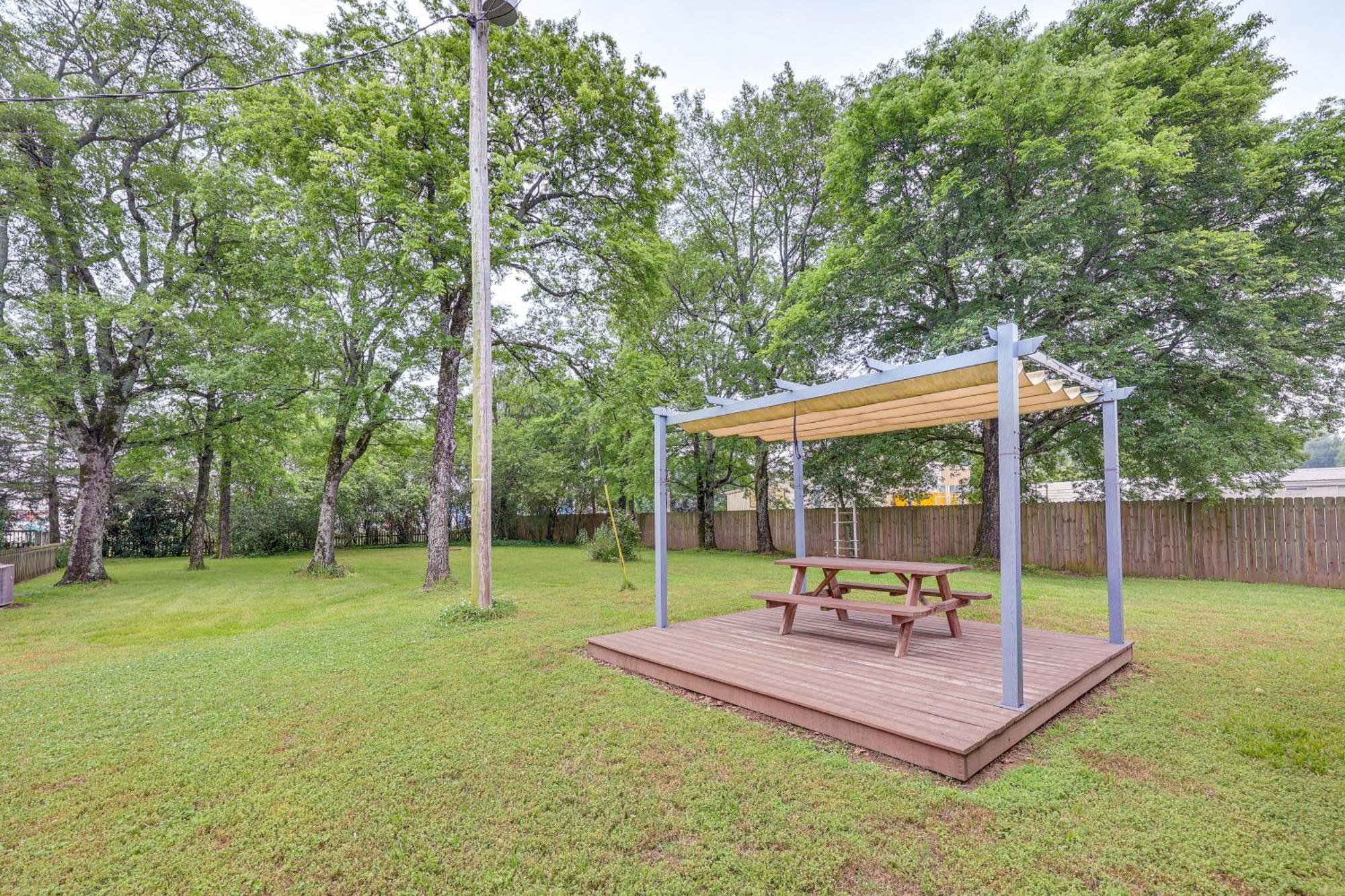 Delightful Retreat With Fireplace And Large Yard! Exterior photo