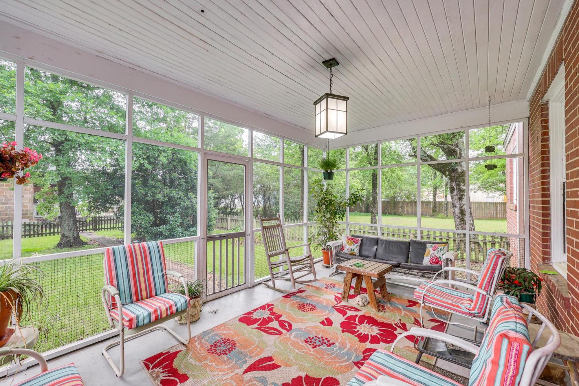 Delightful Retreat With Fireplace And Large Yard! Exterior photo