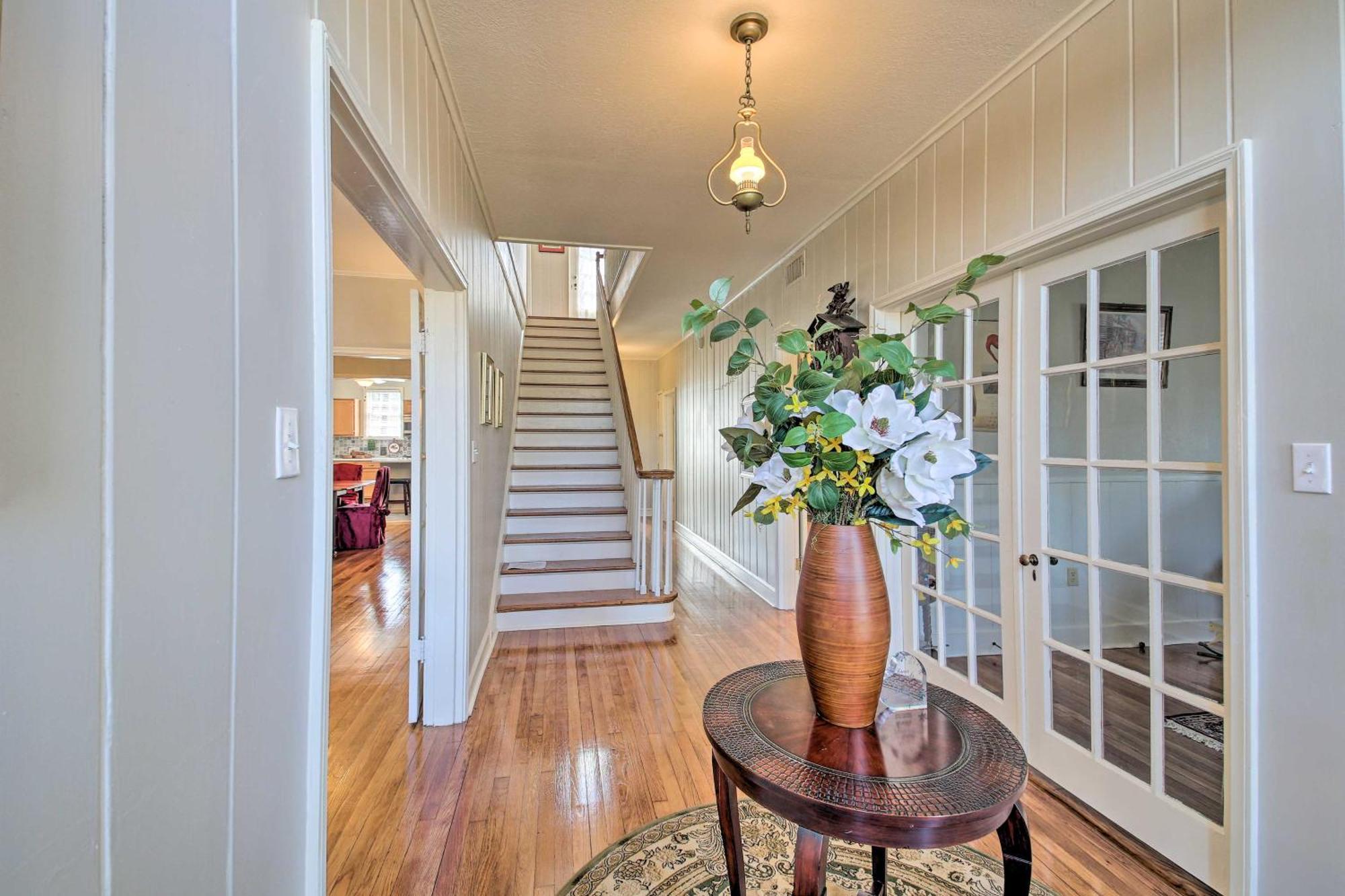 Delightful Retreat With Fireplace And Large Yard! Exterior photo